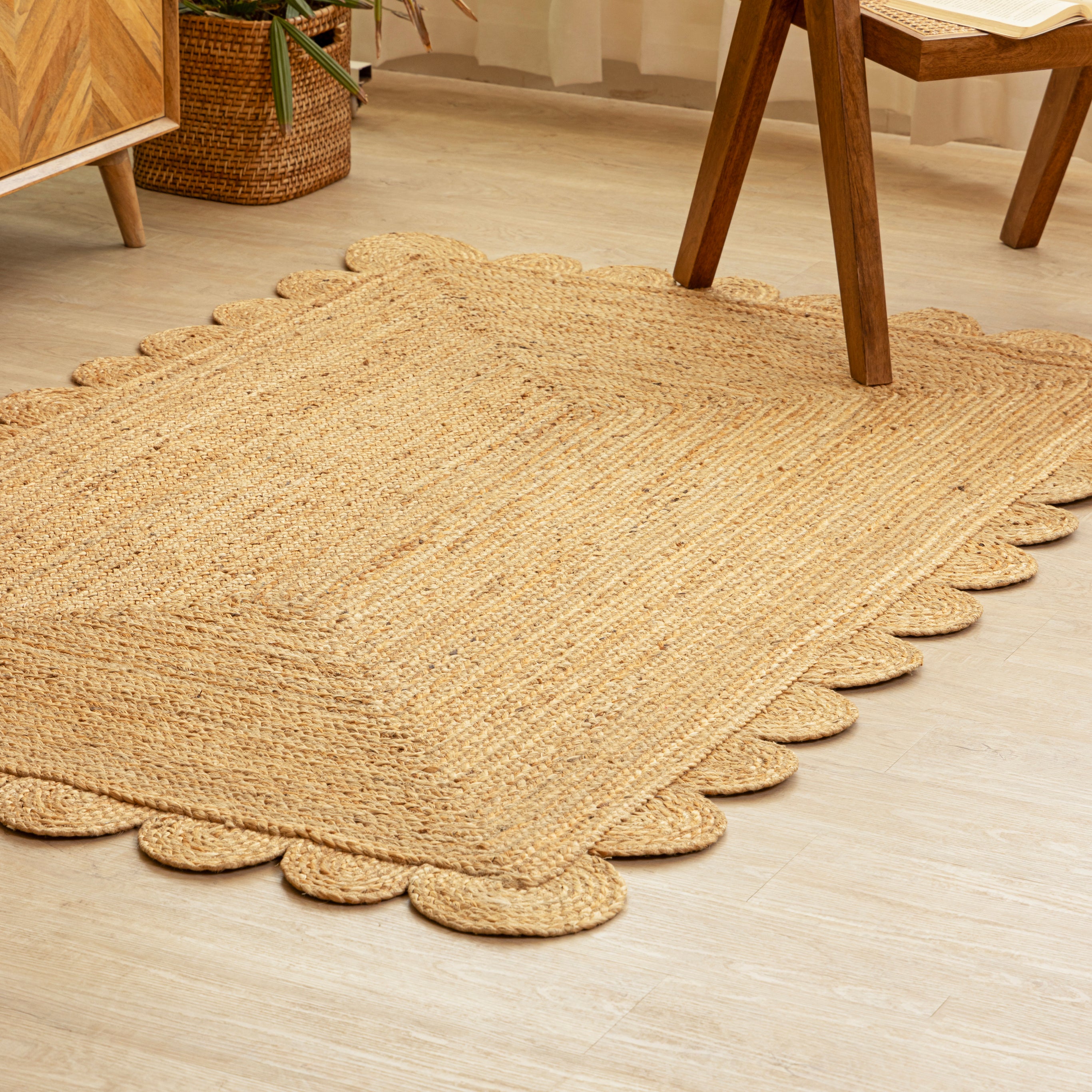 Hand-Braided Hemp Rug with Scalloped Border - Rustic Bohemian Elegance