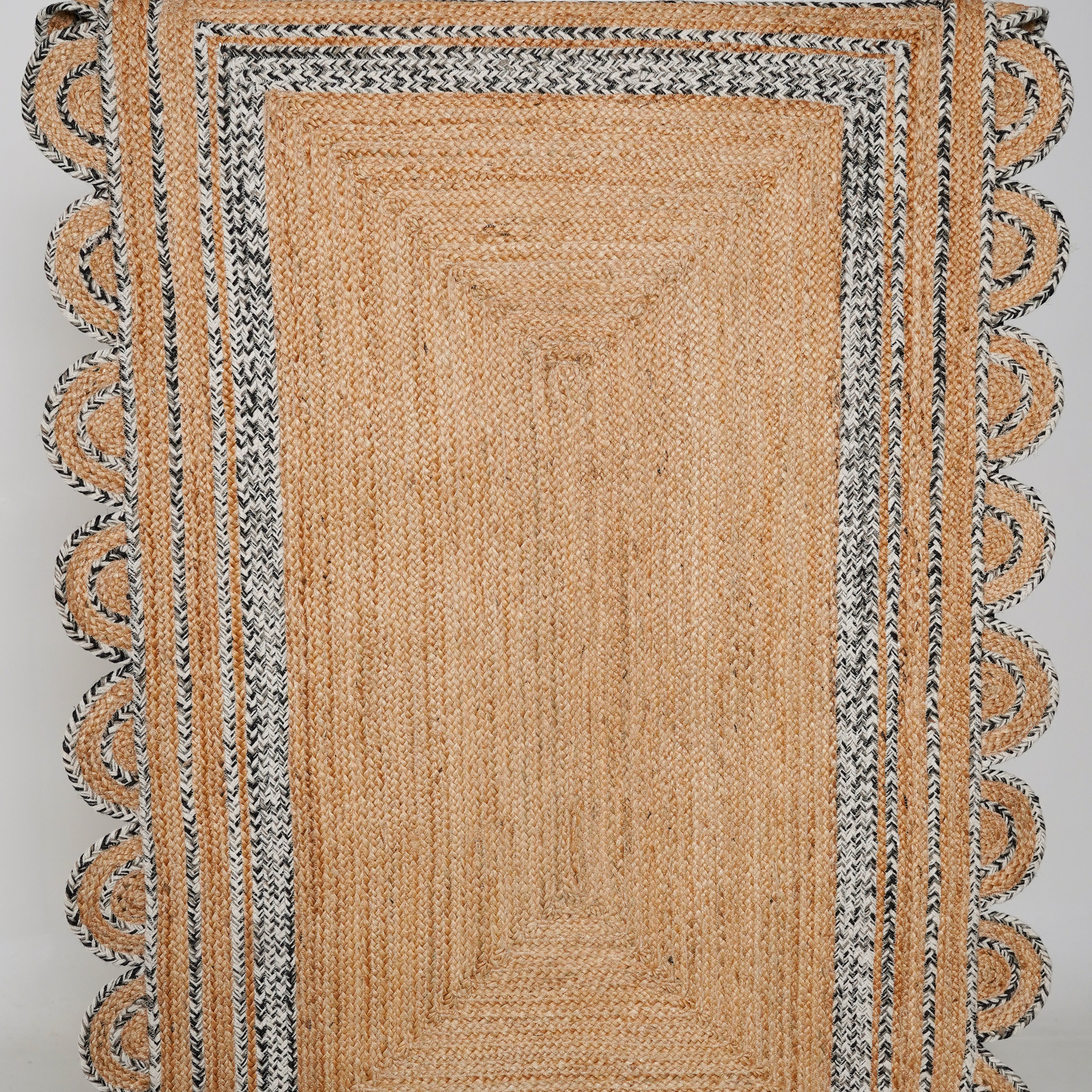 Scalloped Hand-Braided Hemp Rug – Natural Jute with Intricate Black Trim