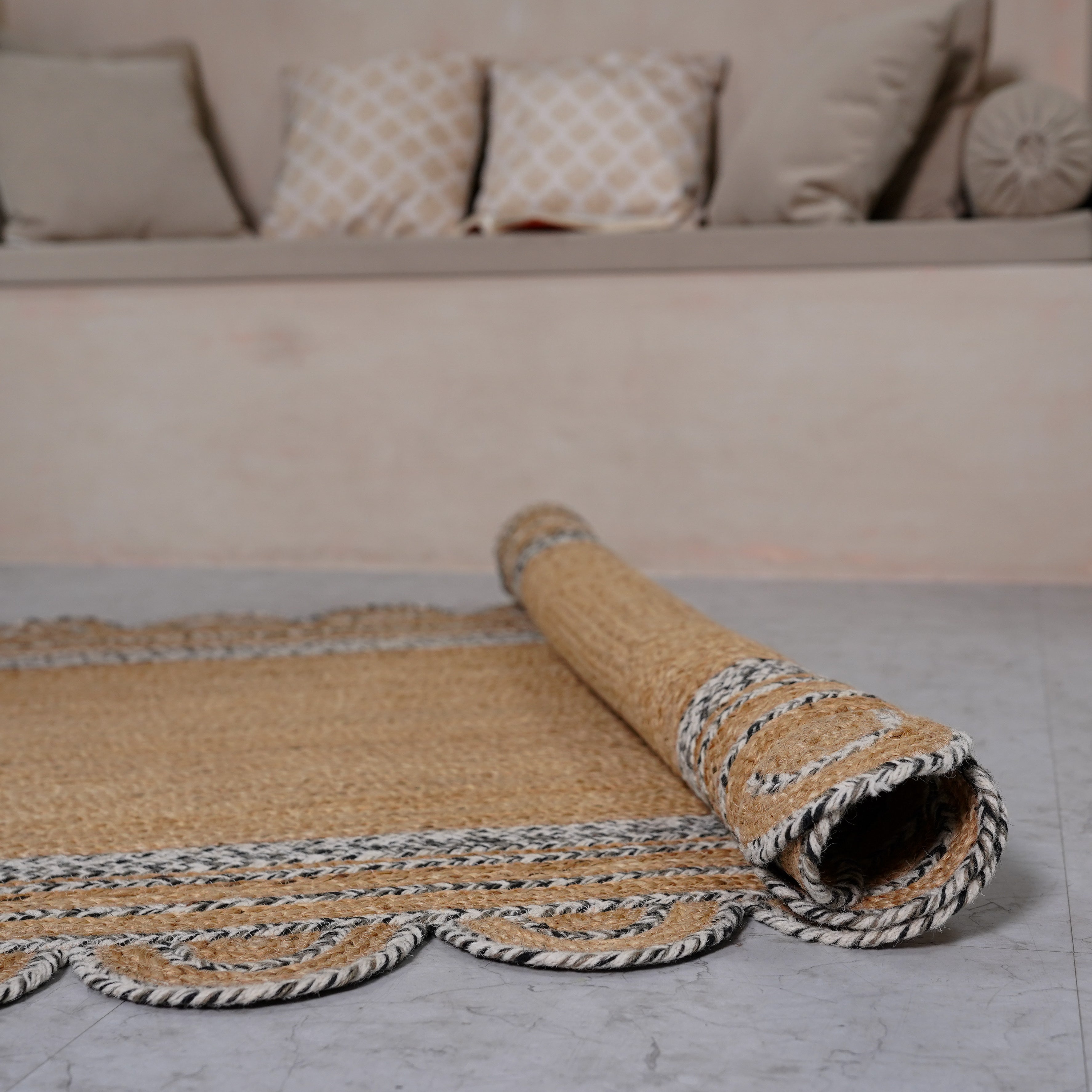 Scalloped Hand-Braided Hemp Rug – Natural Jute with Intricate Black Trim