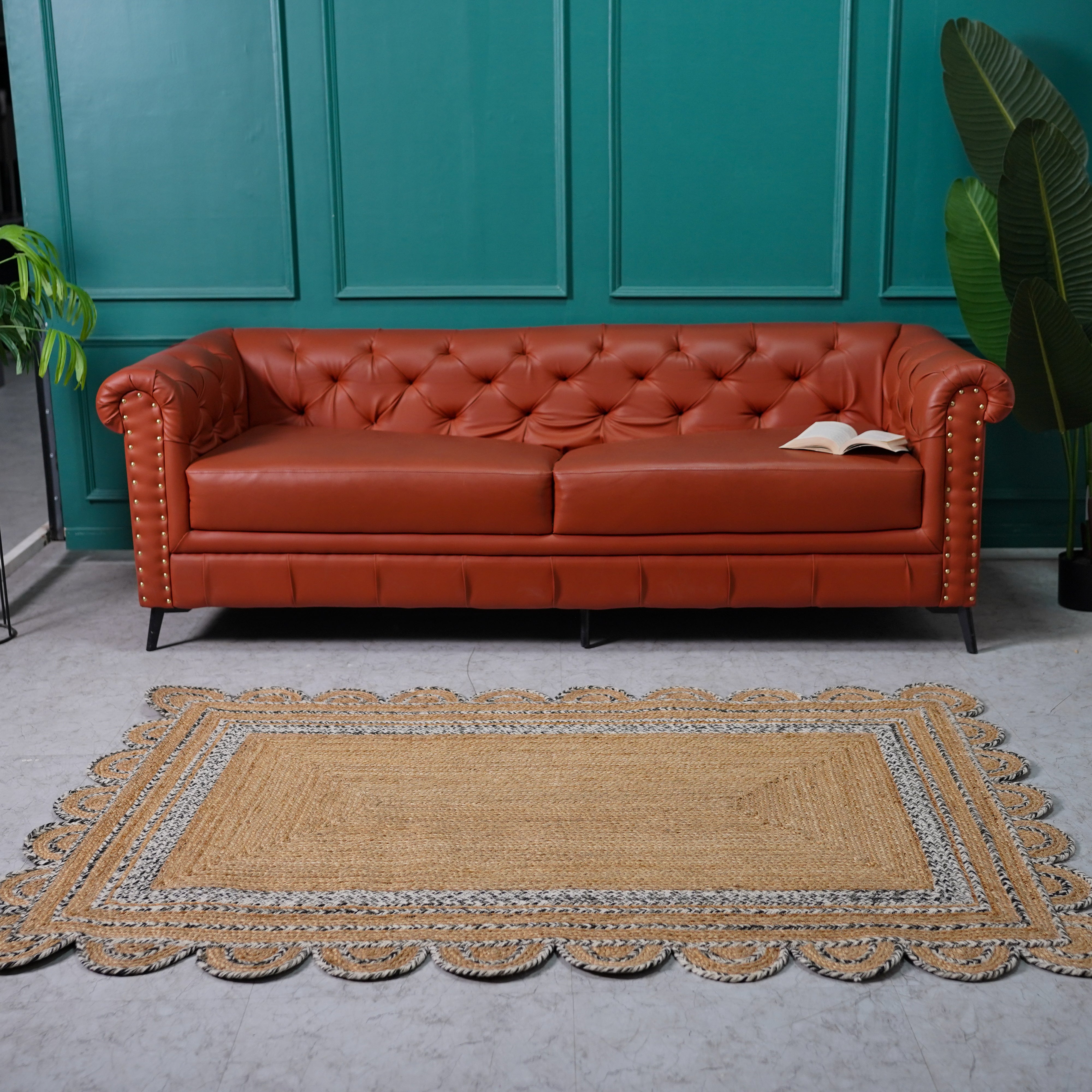 Scalloped Hand-Braided Hemp Rug – Natural Jute with Intricate Black Trim