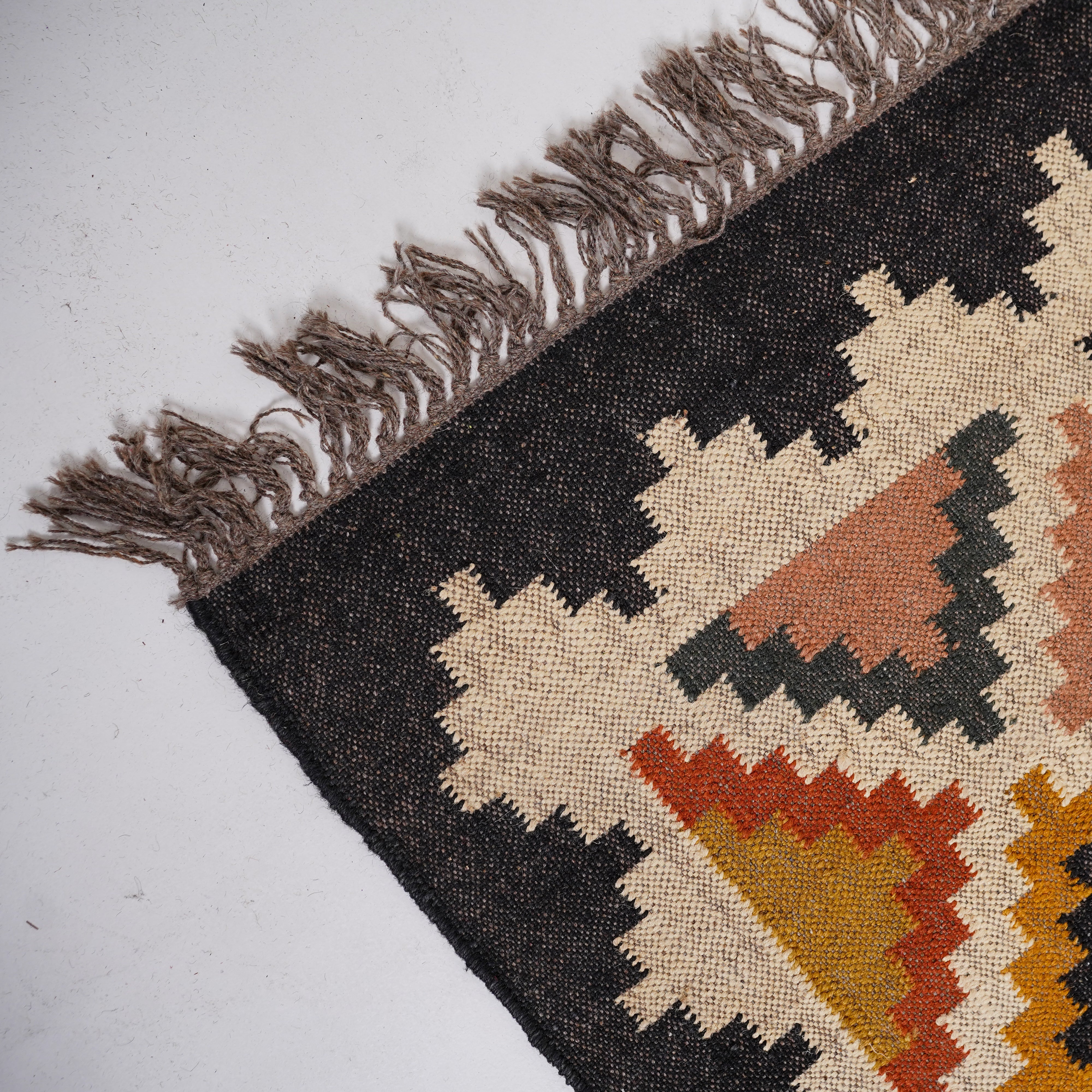 Classic Geometric Kilim-Inspired Wool-Jute Rug – Earthy Tones with Handcrafted Artistry