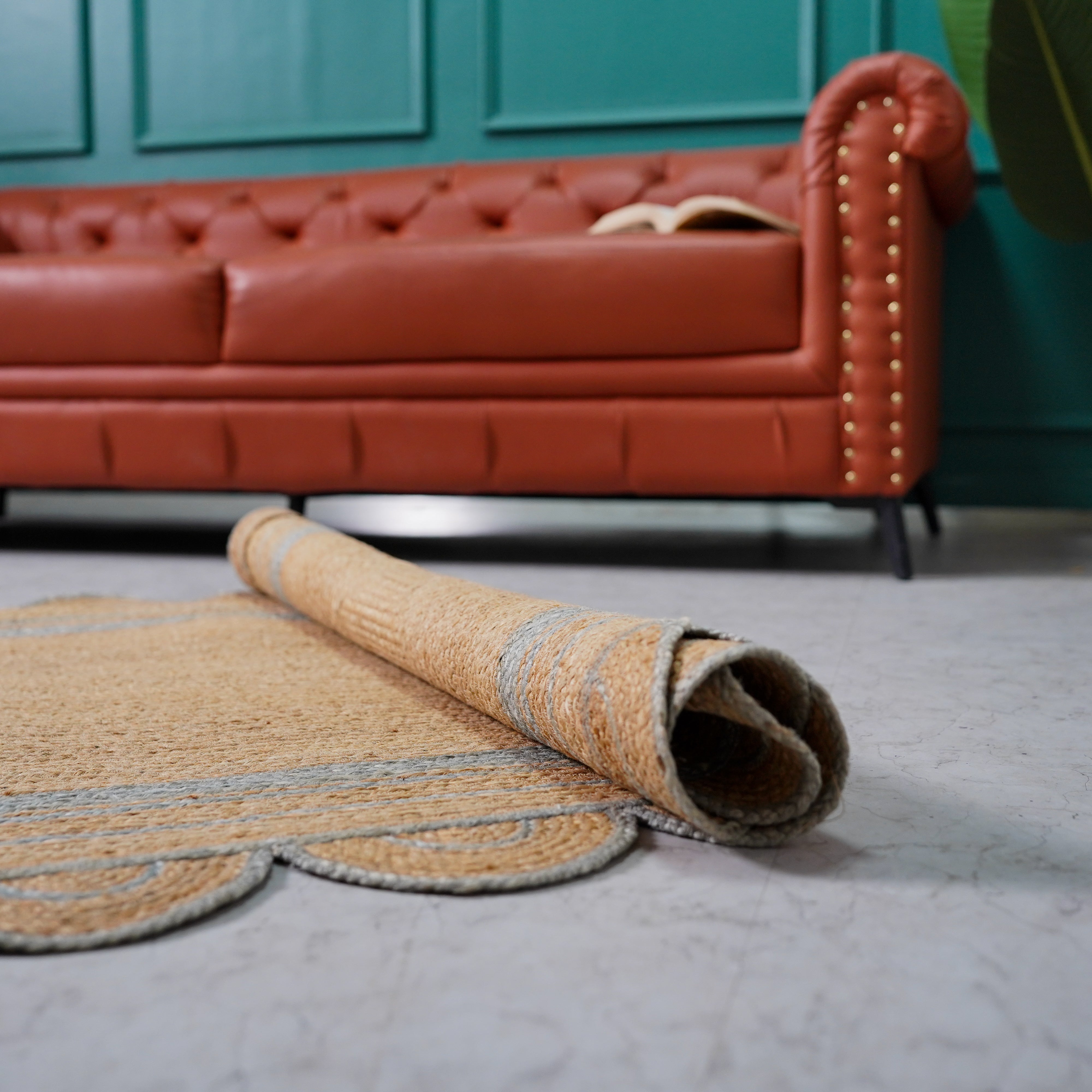 Handcrafted Hemp Rug with Blue Scalloped Edges - Natural Elegance for Any Space