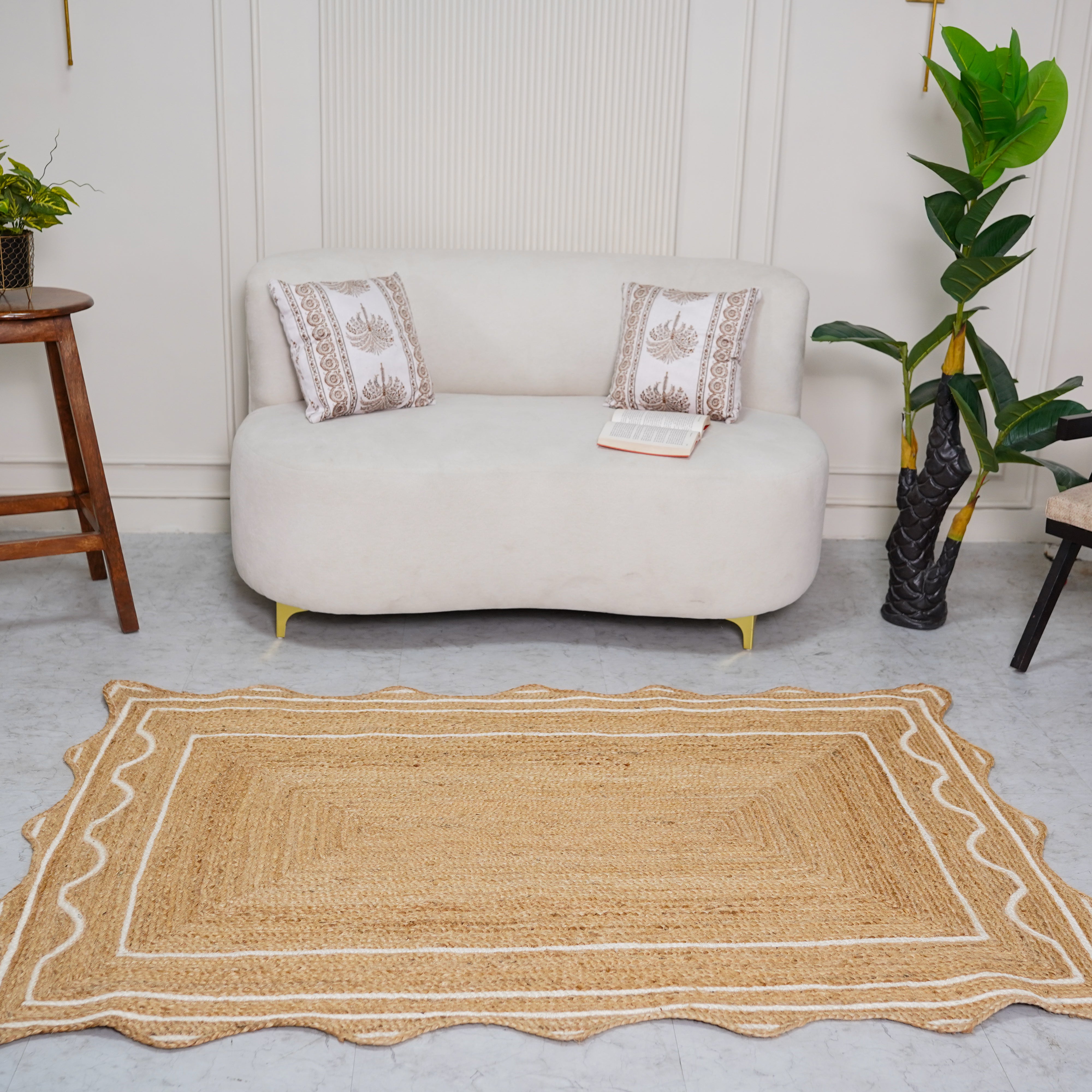 Handcrafted Scalloped Hemp Area Rug with Elegant Wavy Borders – Natural Beige & White Accents