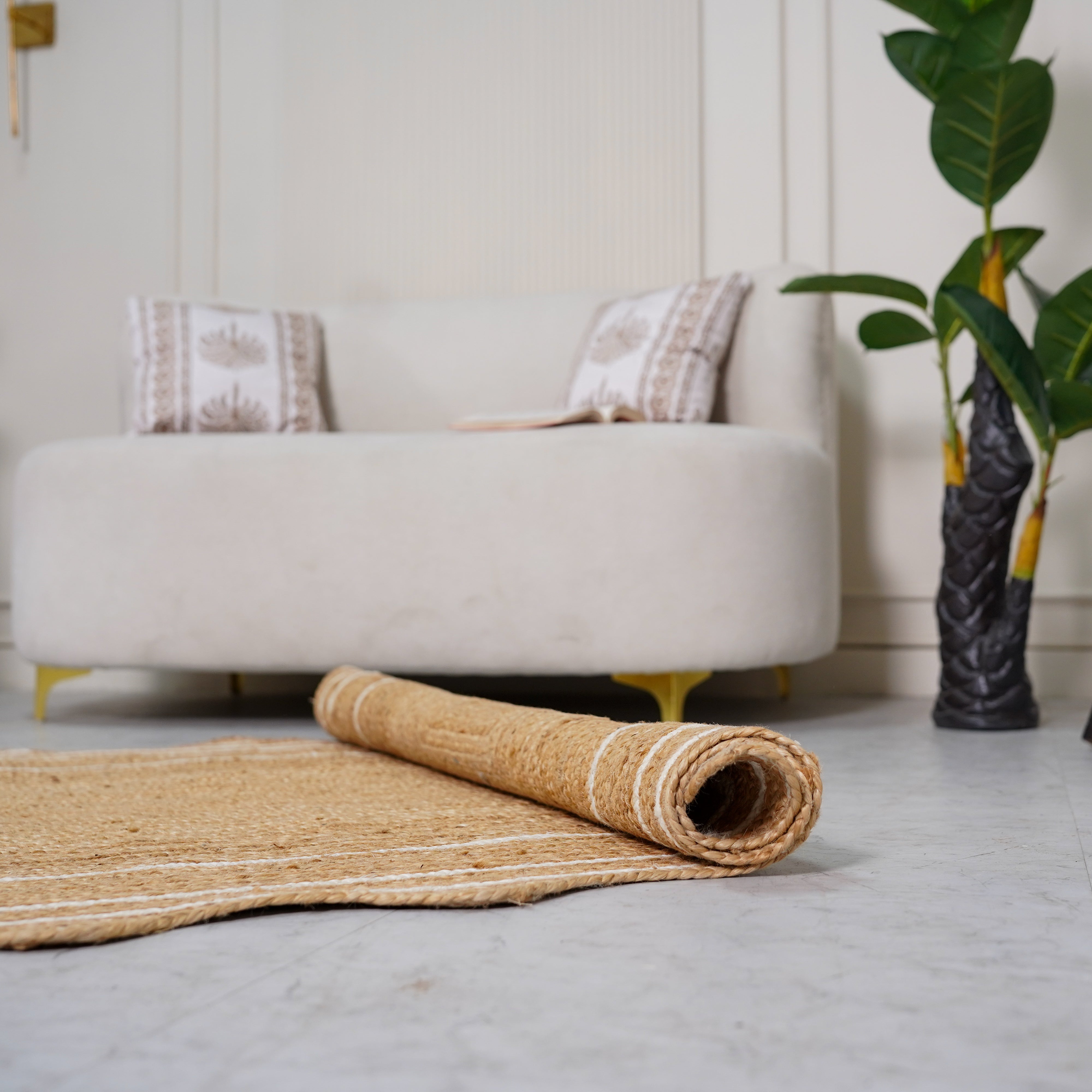 Handcrafted Scalloped Hemp Area Rug with Elegant Wavy Borders – Natural Beige & White Accents