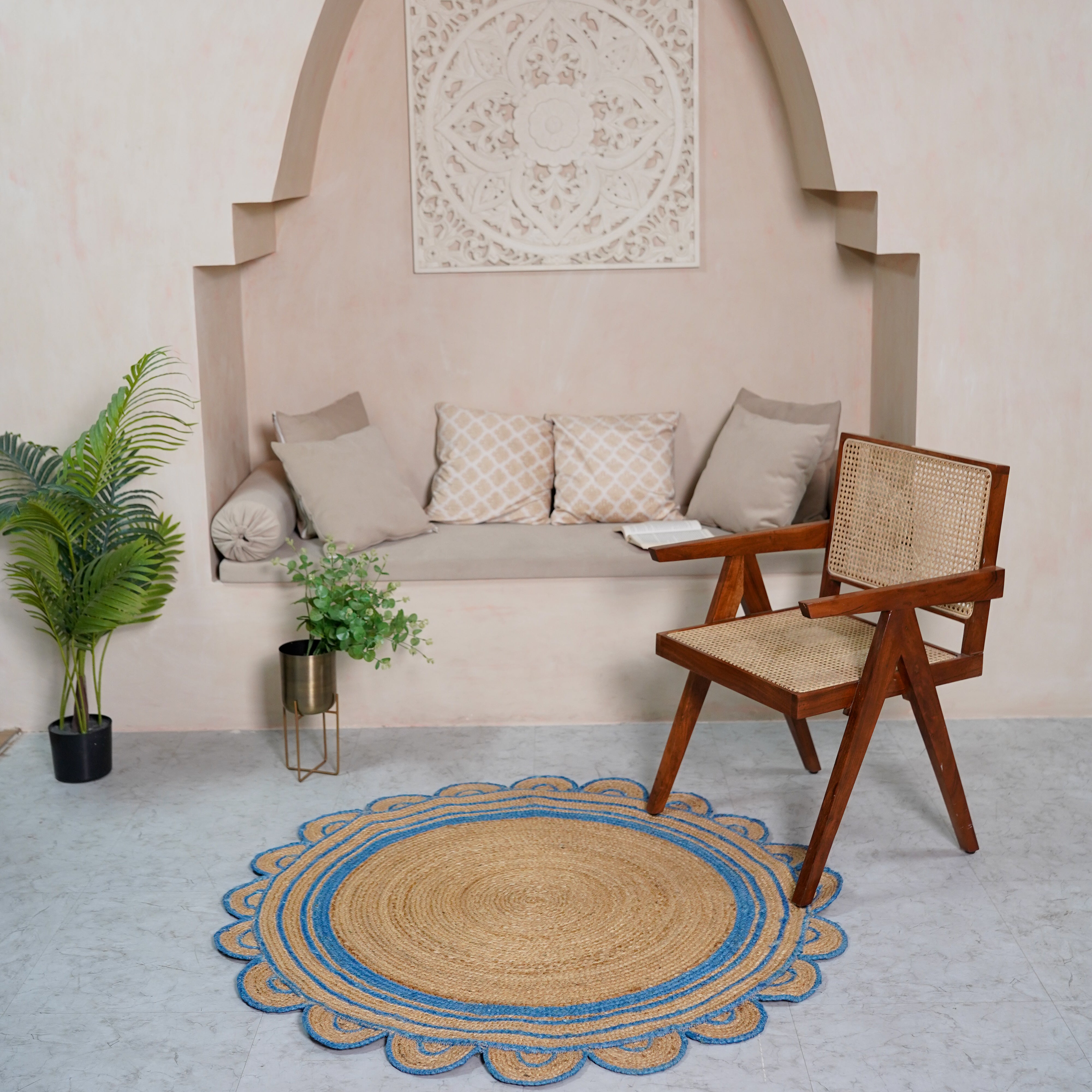 Handcrafted Round Hemp Rug with Scalloped Edge in Blue Accents