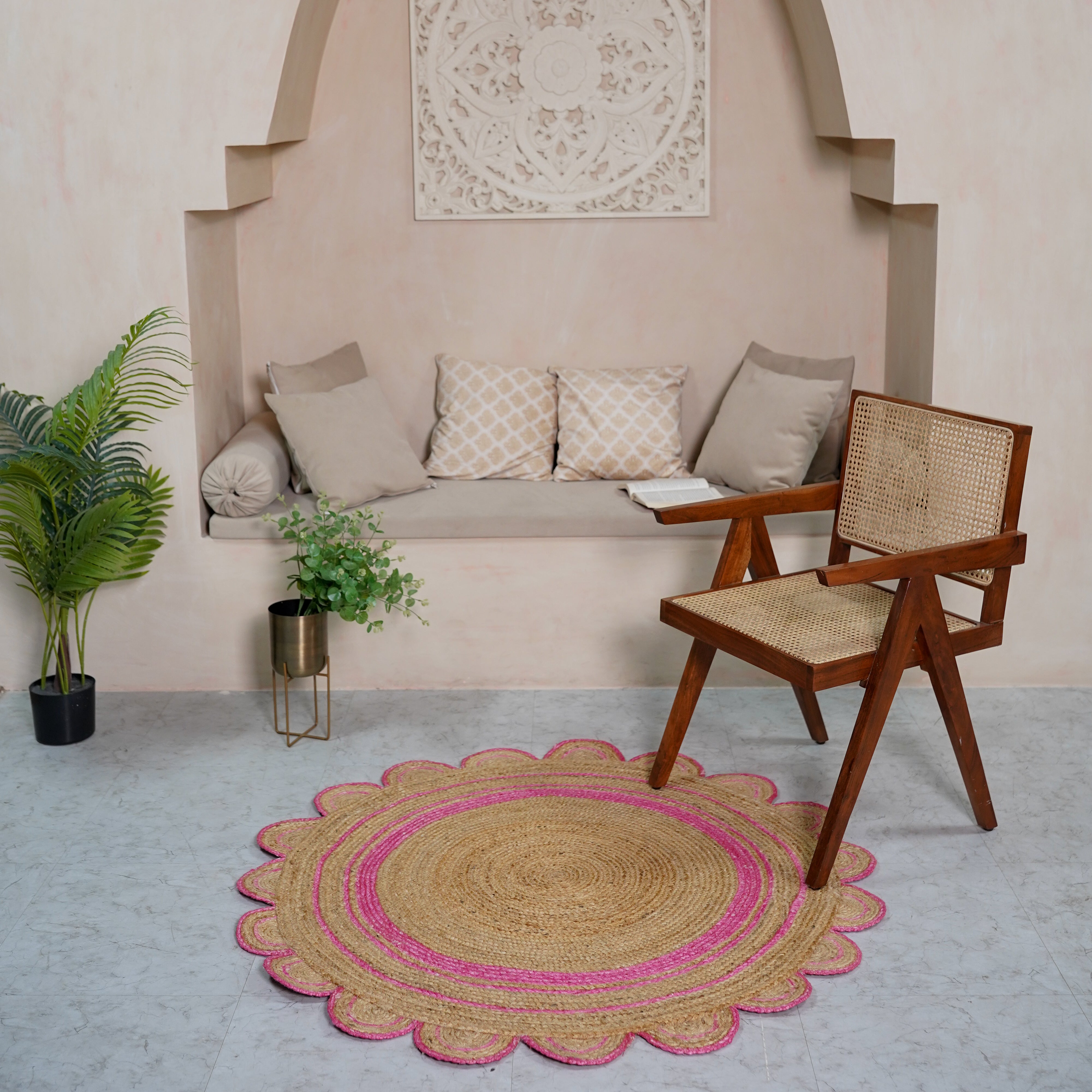 Handcrafted Round Jute Hemp Rug with Scalloped Border in Pink Accent