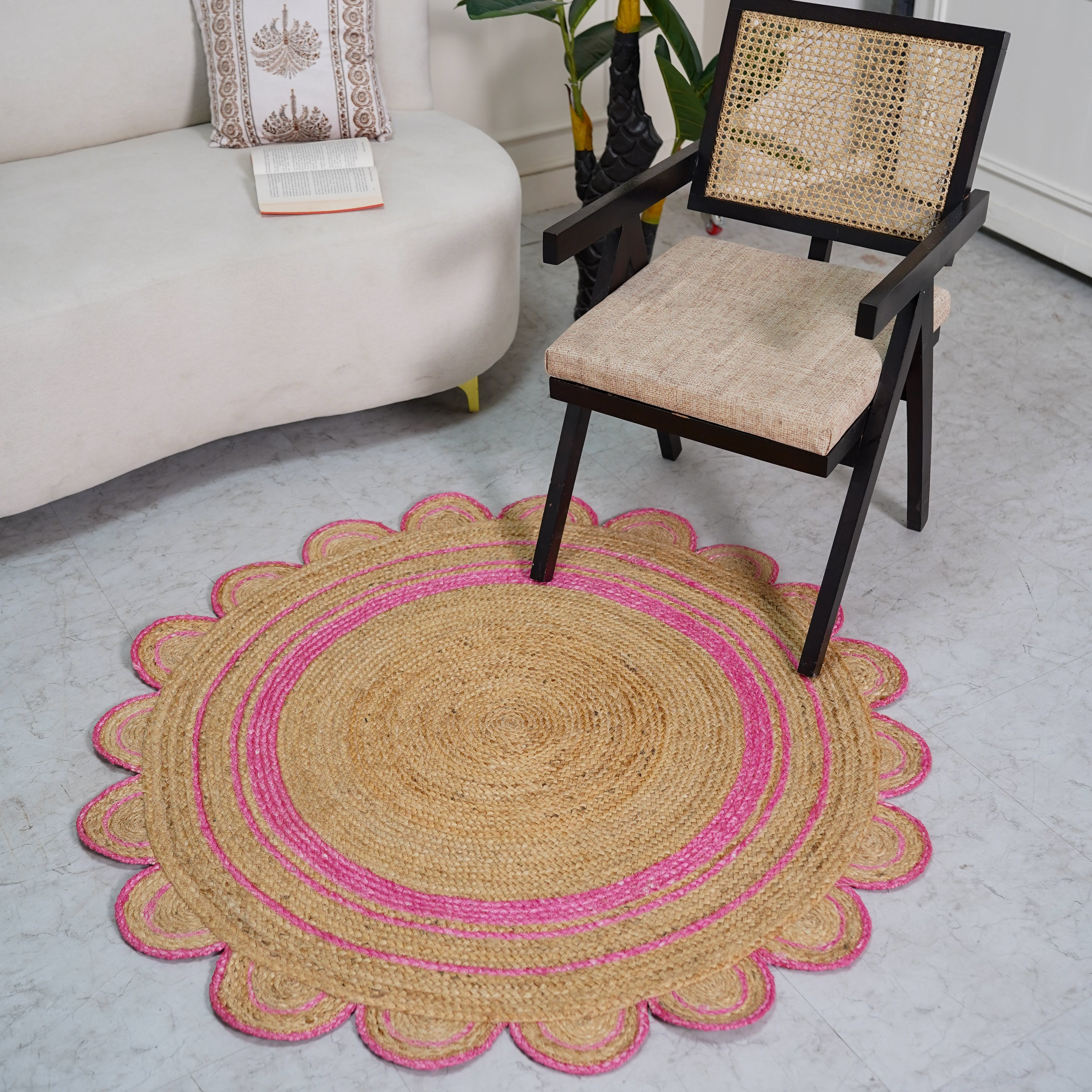 Handcrafted Round Jute Hemp Rug with Scalloped Border in Pink Accent