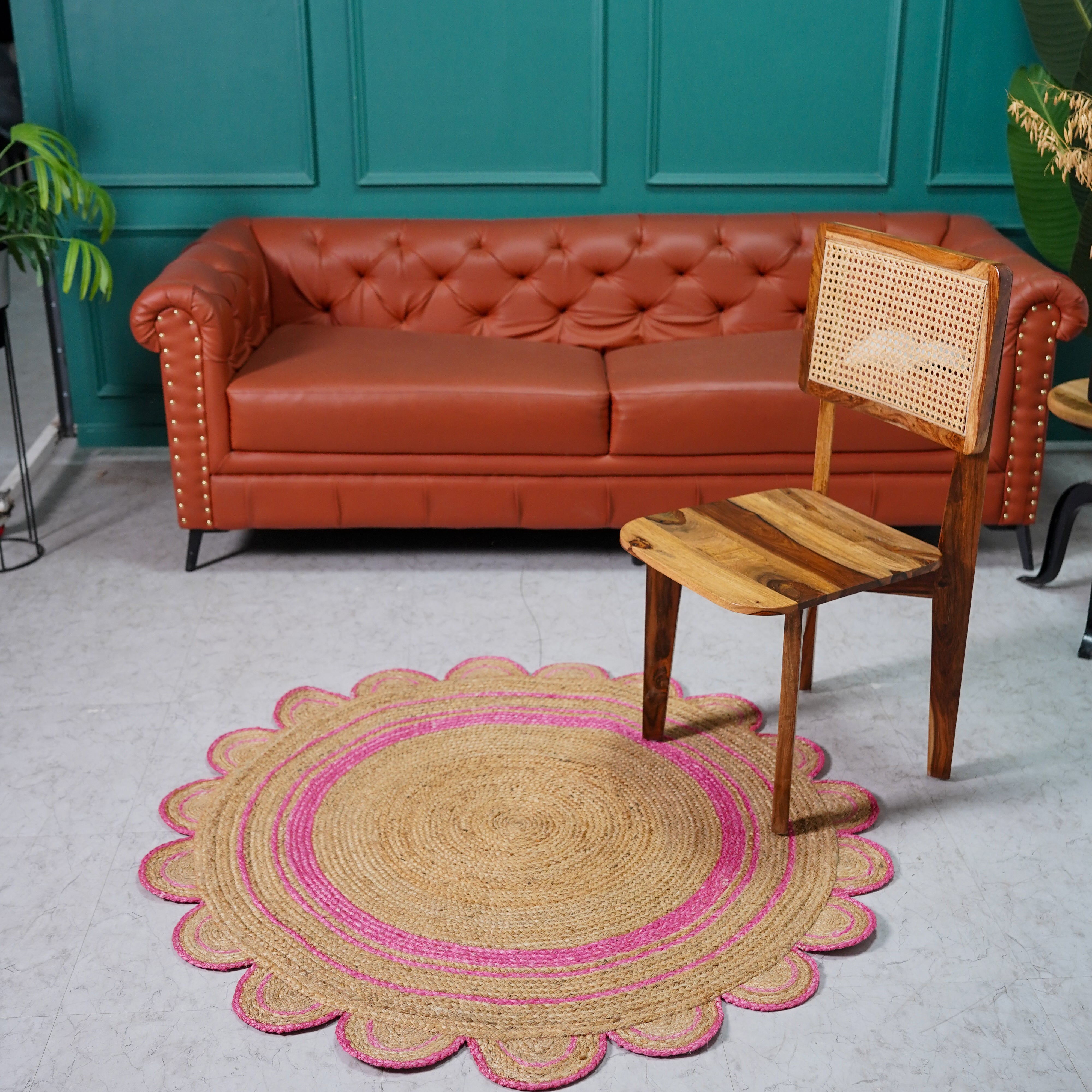 Handcrafted Round Jute Hemp Rug with Scalloped Border in Pink Accent